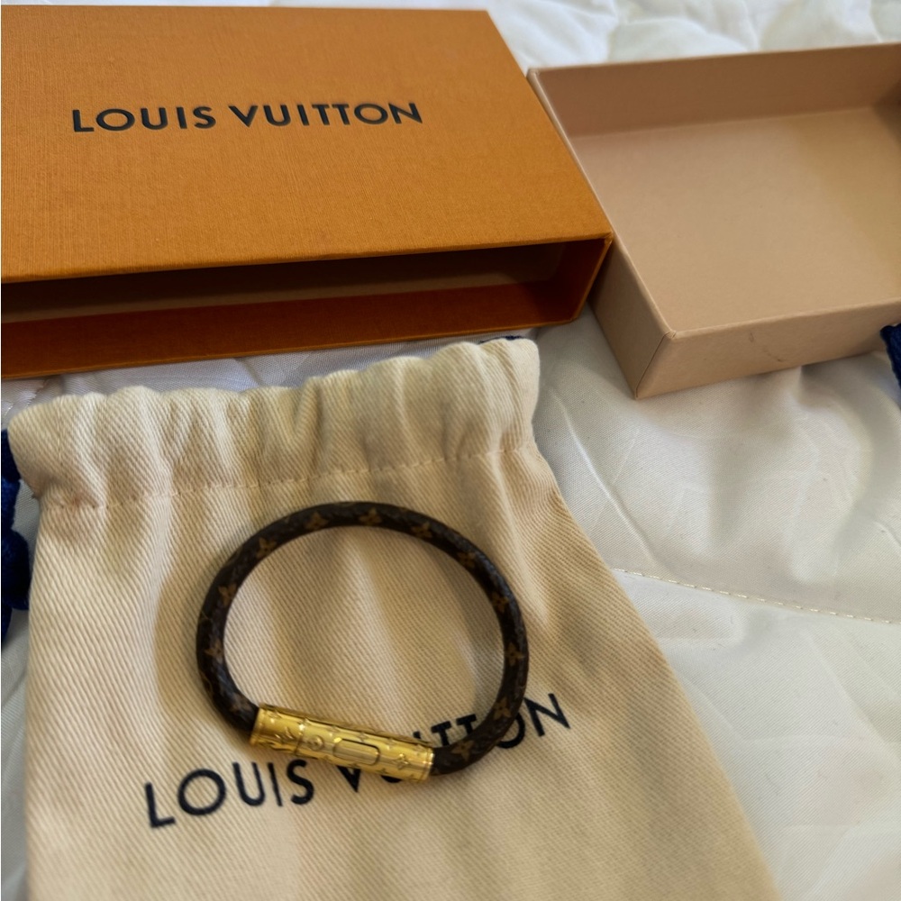 LV Confidential bracelet